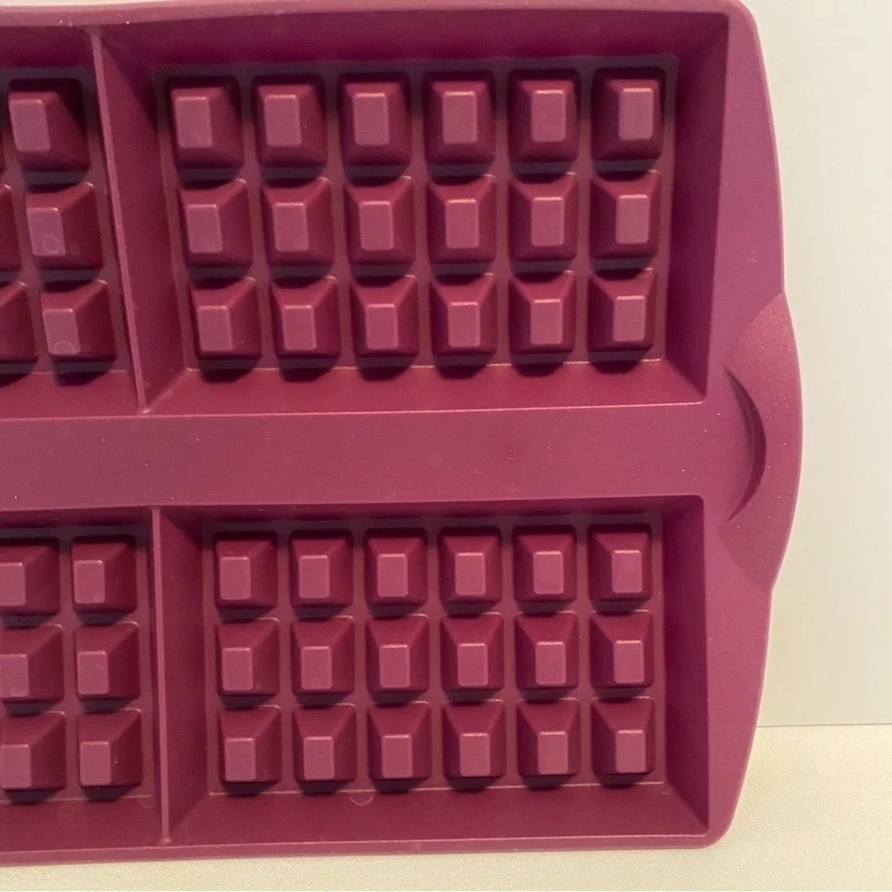 Tupperware Silicone Waffle Form Pan